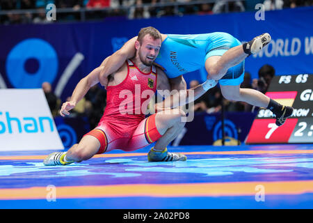 Nur Sultan, Kazakistan. Xix Sep, 2019. Il wrestling/Freestyle: campionato mondiale maschile, 65kg. Il tedesco Alexander Semisorow (l) in azione contro Daulet Niyazbekov dal Kazakistan. Credito: Kadir Caliskan/dpa/Alamy Live News Foto Stock