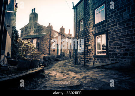 Stretti passaggi in Heptonstall, nello Yorkshire, Inghilterra su una fredda mattina. Foto Stock