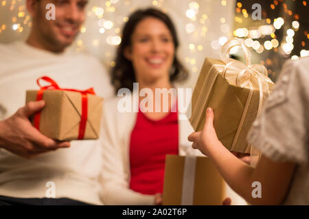 Close up di famiglia con i regali di Natale a casa Foto Stock