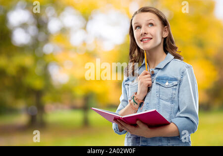 Studente adolescente ragazza con diario o notebook Foto Stock