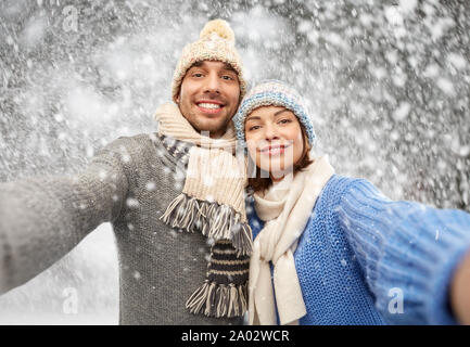 Coppia felice in inverno abiti prendendo selfie Foto Stock