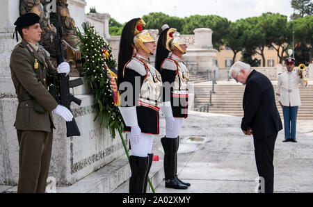 Roma, Italia. Xix Sep, 2019. Il Presidente federale Frank-Walter Steinmeier stabilisce una corona presso la tomba del Milite Ignoto. Presidente Steinmeier e sua moglie sono su una due giorni di visita di stato in Italia. Credito: Bernd von Jutrczenka/dpa/Alamy Live News Foto Stock