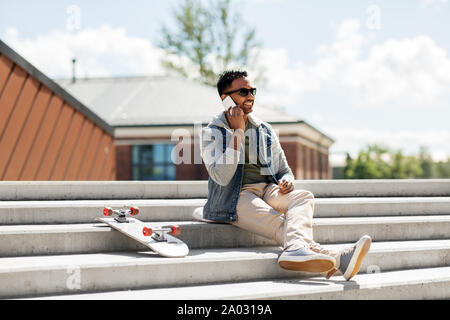 Uomo indiano chiamando sullo smartphone a street cafe Foto Stock