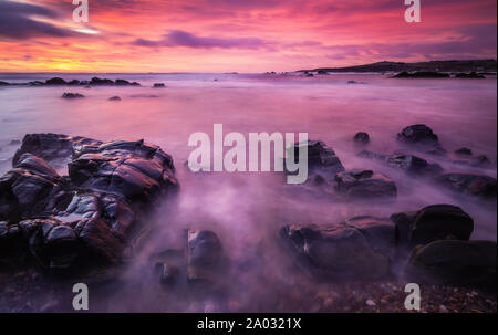 Una drammatica alba d'inverno a Stonehaven nel nord-est della Scozia. Foto Stock