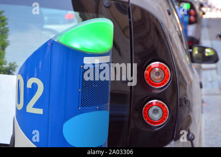 Urbano elettrico stazione di ricarica per i veicoli in car sharing. Foto Stock