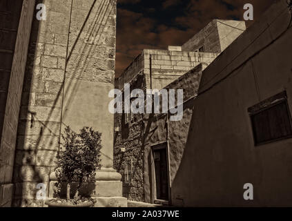 Architettura tradizionale in Gharghur, Malta. Una tipica strada e costruzioni in pietra calcarea in Malta. Foto Stock