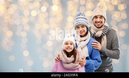 Famiglia in inverno abiti sopra le luci di Natale Foto Stock