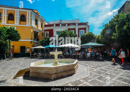 Siviglia, Spagna - 10 Settembre 2019: i turisti a Fuente de la Plaza de la Alianza nel quartiere ebraico di Santa Cruz, Siviglia, Spagna Foto Stock