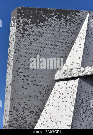 Parigi, Francia - 18 settembre 2019: Bird-piastrelle sagomate sulle pareti della Philharmonie de Paris, una istituzione culturale nel Parc de la Villette. Foto Stock