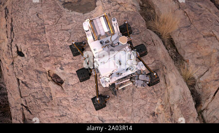 Mars Rover, robotica spaziale veicolo autonomo su un pianeta deserte, vista dall'alto, 3D illustrazione Foto Stock