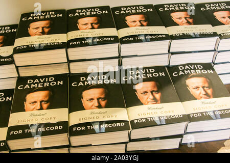 Copia firmata del libro Autobiografia ' per il Record' dall'ex primo ministro britannico David Cameron a Hatchards bookstore di Piccadilly, Londra. Foto Stock