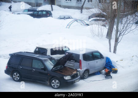 NOVOSIBIRSK, Russia - 01 febbraio 2019: gelate in citta della Siberia Novosibirsk. Vetture congelato sotto la neve in cantiere per il parcheggio.Servizio tecnico è Foto Stock