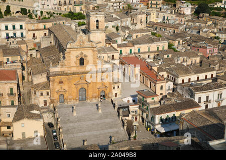 Chiesa barocca e case di Modica, Sicilia. Elevato angolo di visione Foto Stock