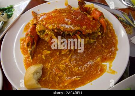 Pasto di Singapore il granchio di peperoncino, cotto in un ristorante a Chinatown, Singapore. Foto Stock