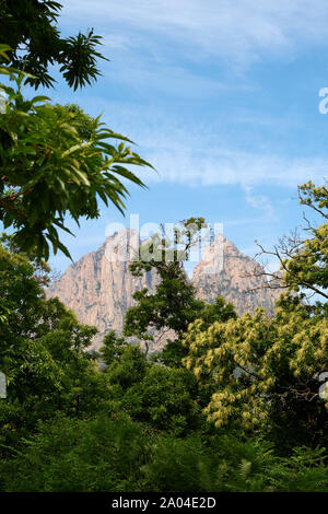 Il granito rosso vette e creste paesaggio di Capu d'Orto e Capu E Trè Signore in Ota / Porto Regione, Corse-du-Sud, Corsica, Francia Foto Stock