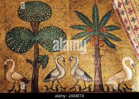 Antichi mosaici di uccelli e di alberi a Palermo, Italia Foto Stock