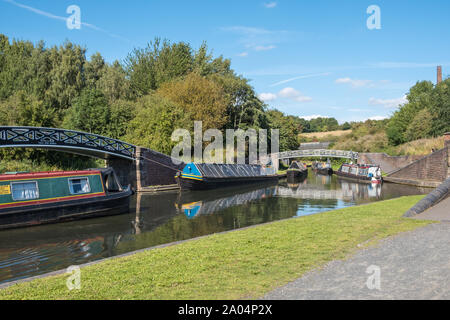 Strette colorate barche ormeggiate sul canale di Dudley al foro Bumble natura locale riserva in Dudley,West Midlands per la black country festival nautica Foto Stock