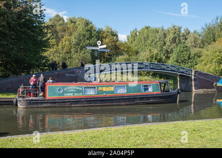 Strette colorate barche ormeggiate sul canale di Dudley al foro Bumble natura locale riserva in Dudley,West Midlands per la black country festival nautica Foto Stock