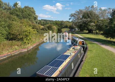 Strette colorate barche ormeggiate sul canale di Dudley al foro Bumble natura locale riserva in Dudley,West Midlands per la black country festival nautica Foto Stock