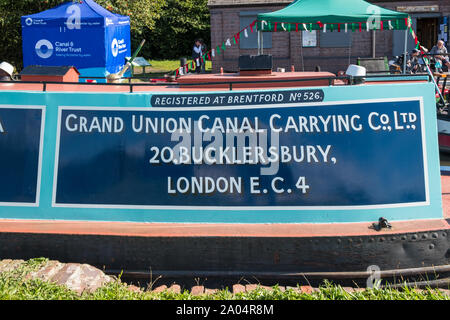 Strette colorate barche ormeggiate sul canale di Dudley al foro Bumble natura locale riserva in Dudley,West Midlands per la black country festival nautica Foto Stock