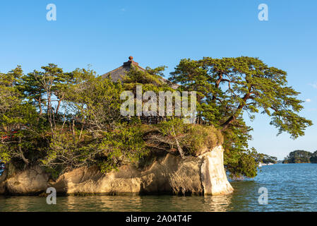 Godaido, una piccola aula del tempio su di un isolotto di Matsushima. È il più famoso come Matsushima Bay, una delle tre viste del Giappone. Prefettura di Miyagi, Giappone Foto Stock