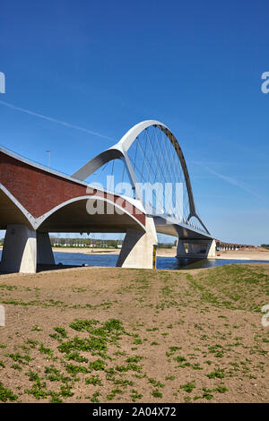 River Barge navigazione sotto il Oversteek ponte che attraversa il fiume Waal a Nijmegen nei Paesi Bassi Foto Stock