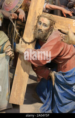 Le Cristo portant sa croix sur le chemin du Golgota. Statue de Giovanni d'Enrico. Mont Sacré de Varallo Sesia. Italie. Foto Stock