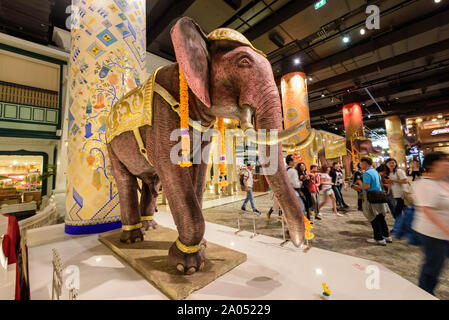 Bangkok, Tailandia - 17 Sep, 2019 : Bella statua dell'elefante dentro l'icona Siam shopping centre Foto Stock