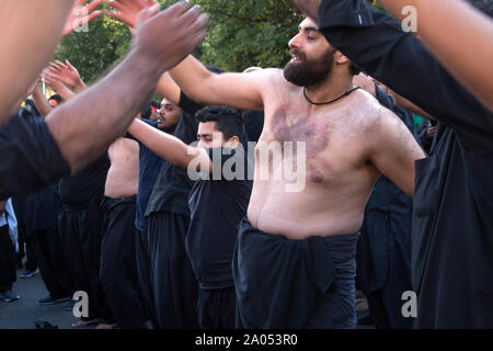 Rituale di Ashura gli uomini si battono il petto nel rituale di auto-flagellazione comunità musulmana Bradford 2019 2010S UK. Giorno di Ashura parade musulmani sciiti ricorda il martirio di Hussain Husayn ibn Ali nella battaglia di Karbala HOMER SYKES Foto Stock