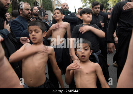 Rituale di Ashura. Bambini ragazzi che battono il petto in auto-flagellazione rituale. Cultura musulmana Bradford anni '2019 2010 Regno Unito. Il giorno della sfilata di Ashura i musulmani sciiti ricordano il martirio di Hussain Husayn ibn Ali. HOMER SYKES Foto Stock