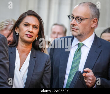 Westminster, Londra, Regno Unito, 19 Sett 2019. Business donna Gina Miller, che hanno portato il caso contro il governo sulla sospensione del Parlamento, lascia la Corte suprema in Westminster dopo la terza e ultima giornata di audizioni, prima di una sentenza sarà raggiunto nei prossimi giorni. Credito: Imageplotter/Alamy Live News Foto Stock