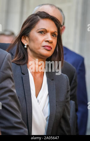 Westminster, Londra, Regno Unito, 19 Sett 2019. Business donna Gina Miller, che hanno portato il caso contro il governo sulla sospensione del Parlamento, lascia la Corte suprema in Westminster dopo la terza e ultima giornata di audizioni, prima di una sentenza sarà raggiunto nei prossimi giorni. Credito: Imageplotter/Alamy Live News Foto Stock