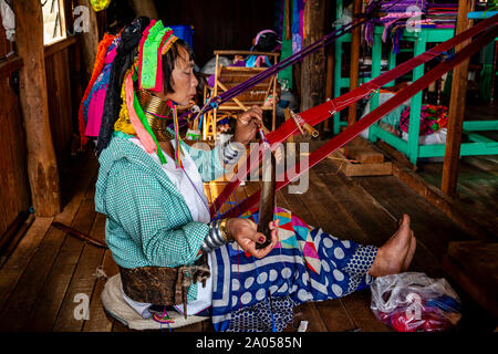 Un senior della Donna dal Kayan (lungo collo) gruppo etnico tessuto di tessitura, Lago Inle, Stato Shan, Myanmar. Foto Stock