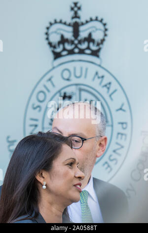 Londra, UK . 19 Sett 2019. Gina Miller lascia alla fine del procedimento - La Corte suprema, in Parlamento Sqaure, decide sul Primo Ministro Boris Johnson per la decisione di sospendere il parlamento. Credito: Guy Bell/Alamy Live News Foto Stock