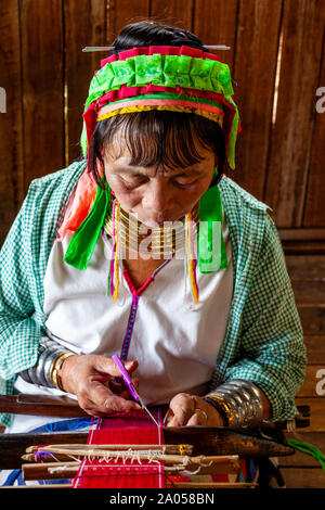 Un senior della Donna dal Kayan (lungo collo) gruppo etnico tessuto di tessitura, Lago Inle, Stato Shan, Myanmar. Foto Stock