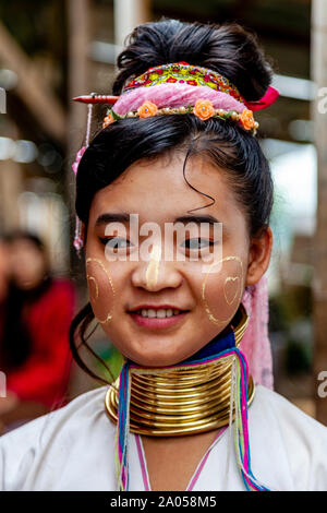 Un ritratto di una giovane donna dal Kayan (lungo collo) Gruppo etnico, Lago Inle, Stato Shan, Myanmar. Foto Stock
