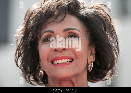 Londra, Regno Unito. 18 settembre 2019. Dame Shirley Bassey svela le sue impronte delle mani come placca di bronzo nella "Square of Fame" all'arena SSE di Wembley Park. Foto Stock