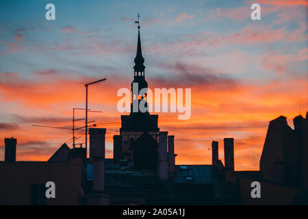 Tetti nella città vecchia di Tallinn, tramonto sullo sfondo Foto Stock