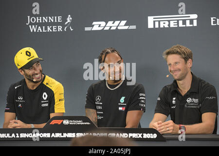 Singapore, Mercedes' Lewis Hamilton. Xix Sep, 2019. La Renault è Daniel Ricciardo, Mercedes' Lewis Hamilton, Haas' Romain Grosjean (L a R) frequentano i driver pre-gara conferenza stampa della F1 Grand Prix di Singapore presso la F1 Pit Building a Singapore il 7 settembre 19, 2019. Credito: Quindi Chih Wey/Xinhua/Alamy Live News Foto Stock