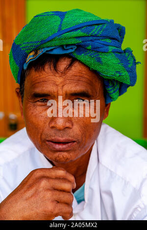 Un ritratto di un uomo dalla pa'o minoranza etnica, Nyaung Shwe, Stato Shan, Myanmar Foto Stock