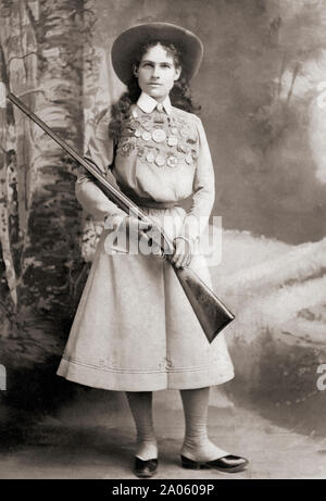 Annie Oakley, 1860 - 1926. American sharpshooter e sparatutto in esposizione. Foto Stock