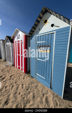 Francia, Île d'Oléron, 10/2018 , una popolare destinazione turistica, modifica cabine per i nuotatori. Un'isola al largo della costa atlantica della Francia è la se Foto Stock