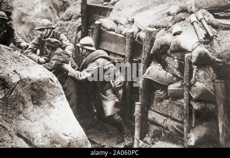 Le truppe francesi facendo una daylight raid su trincee tedesco in cerca di detenuti per scopi informativi. Dalla rievocazione del secolo, pubblicato nel 1934. Foto Stock