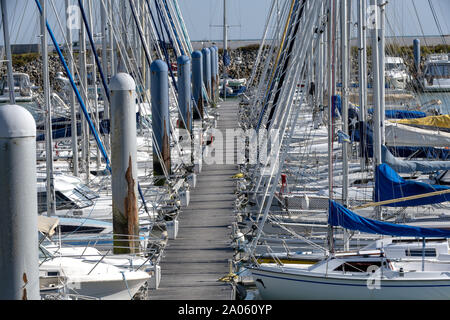 Francia, Île d'Oléron, 10/2018 , una popolare destinazione turistica, Pier o il porto per le barche a vela e yacht., è un'isola al largo della costa atlantica della Franc Foto Stock