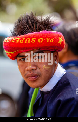 Ritratto di un giovane uomo dalla pa'o gruppo etnico al Kakku Pagoda Festival, Taunggyi, Stato Shan, Myanmar. Foto Stock