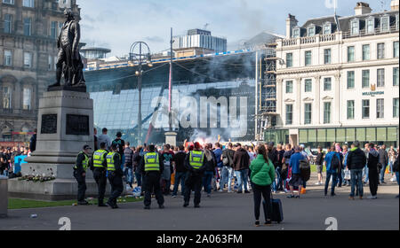 Glasgow, Scotland, Regno Unito. 19 Settembre, 2019. Feyenoord tifosi l'impostazione off flares come si raduna in George Square prima del Rangers v Feyenoord Europa League a Ibrox Stadium. Credito: Berretto Alamy/Live News Foto Stock