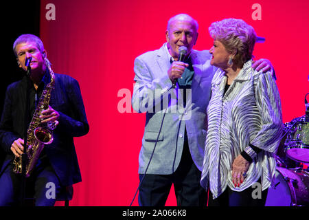 Il cantautore Hall of Fame il cantautore Mike Stoller sul palco a cantare una delle sue canzoni con il cantante Marilyn Maye Foto Stock