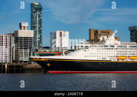 La nave da crociera Disney Magic chiama in Liverpool cruise terminal di fronte al magnifico litorale edifici Foto Stock