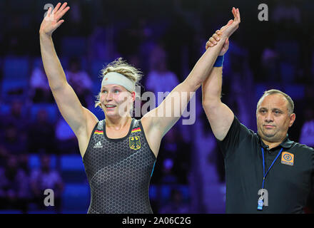 Nur Sultan, Kazakistan. Xix Sep, 2019. Il wrestling/Freestyle: World Championship, donne, 76kg. Il tedesco Aline Rotter Focken esulta dopo la sua vittoria su Sysdykow dal Kazakistan. Credito: Kadir Caliskan/dpa/Alamy Live News Foto Stock