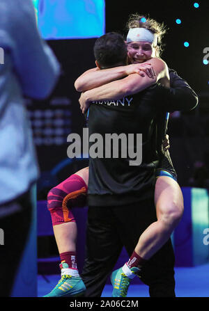 Nur Sultan, Kazakistan. Xix Sep, 2019. Il wrestling/Freestyle: World Championship, donne, 76kg. Il tedesco Aline Rotter Focken cheers per la sua medaglia di bronzo con un compagno di squadra. Credito: Kadir Caliskan/dpa/Alamy Live News Foto Stock